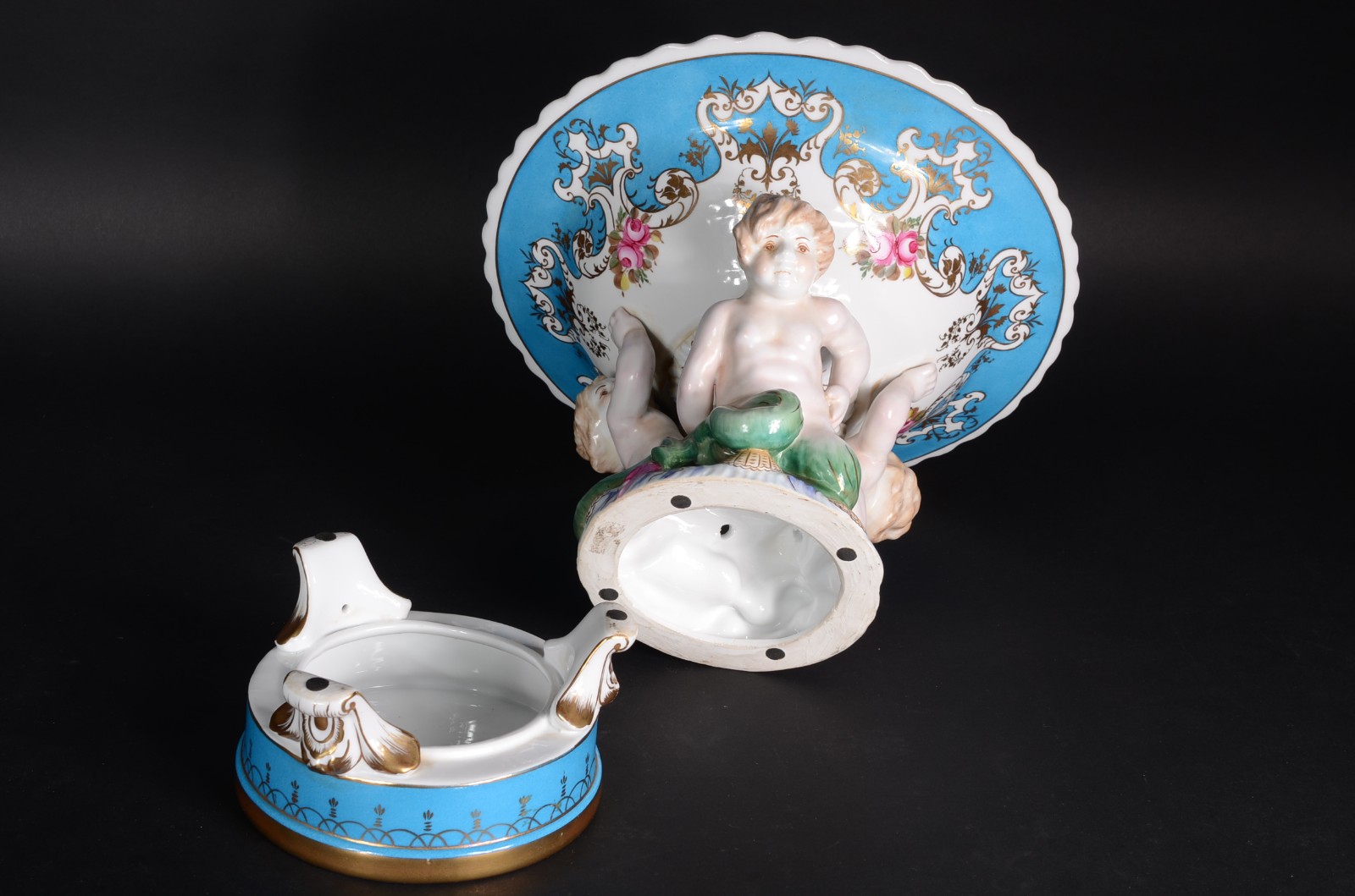 Fruteira de porcelana com figuras estilizadas em policromia e frisos... - foto 7 de 9