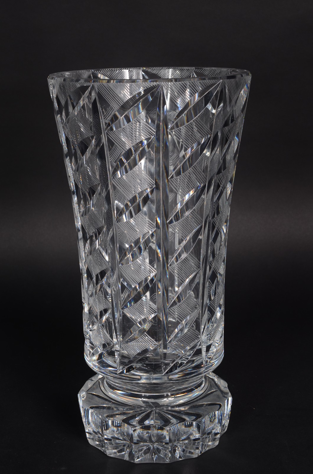 Vaso cristal tcheco lapidado. Base com lascados. - foto 1 de 8