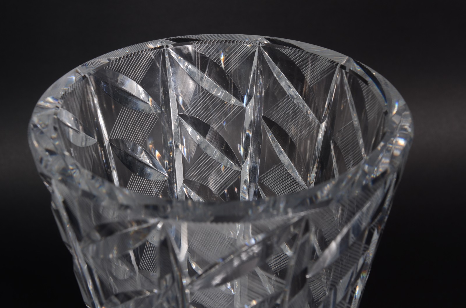 Vaso cristal tcheco lapidado. Base com lascados. - foto 2 de 8