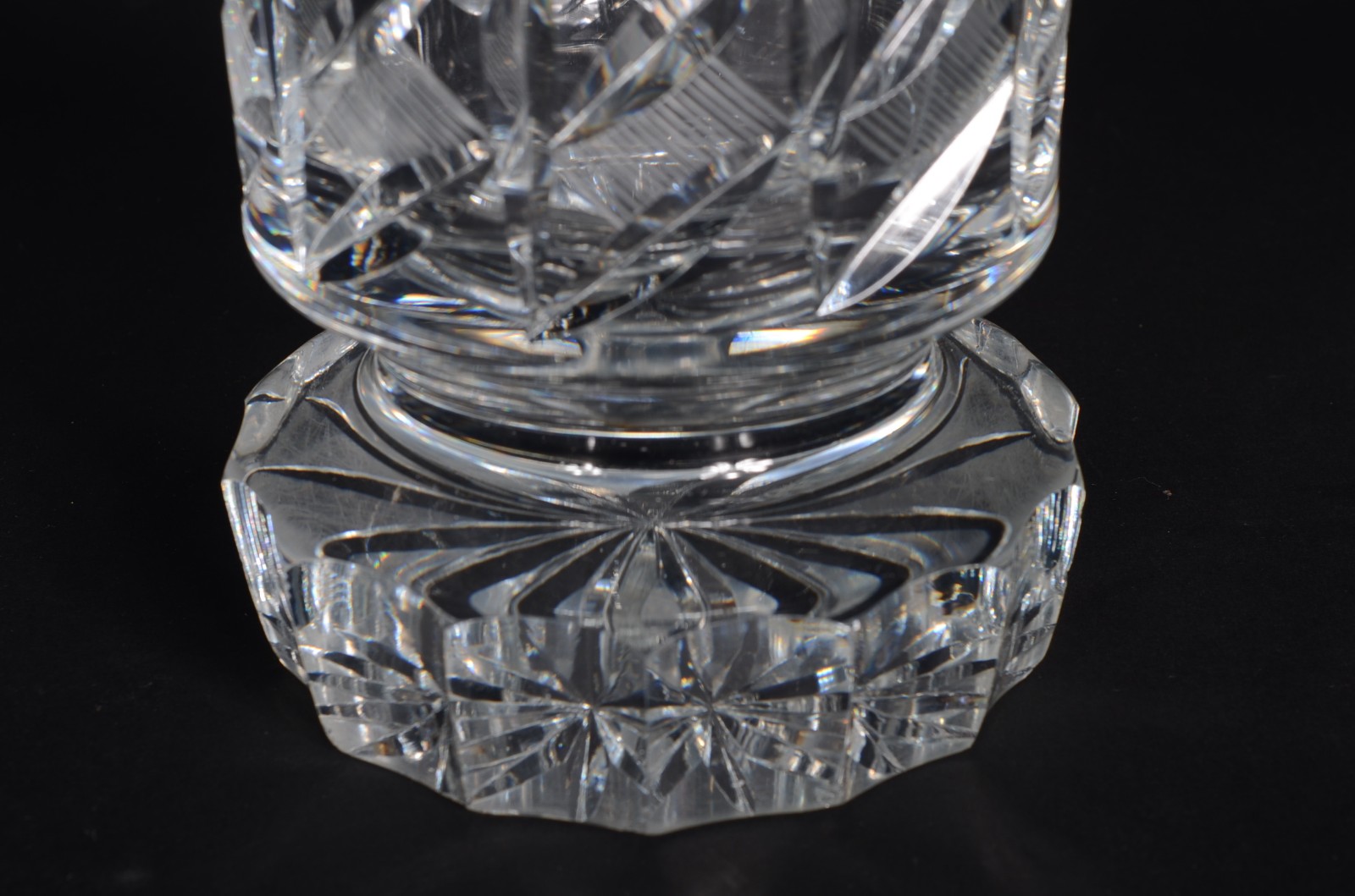 Vaso cristal tcheco lapidado. Base com lascados. - foto 3 de 8