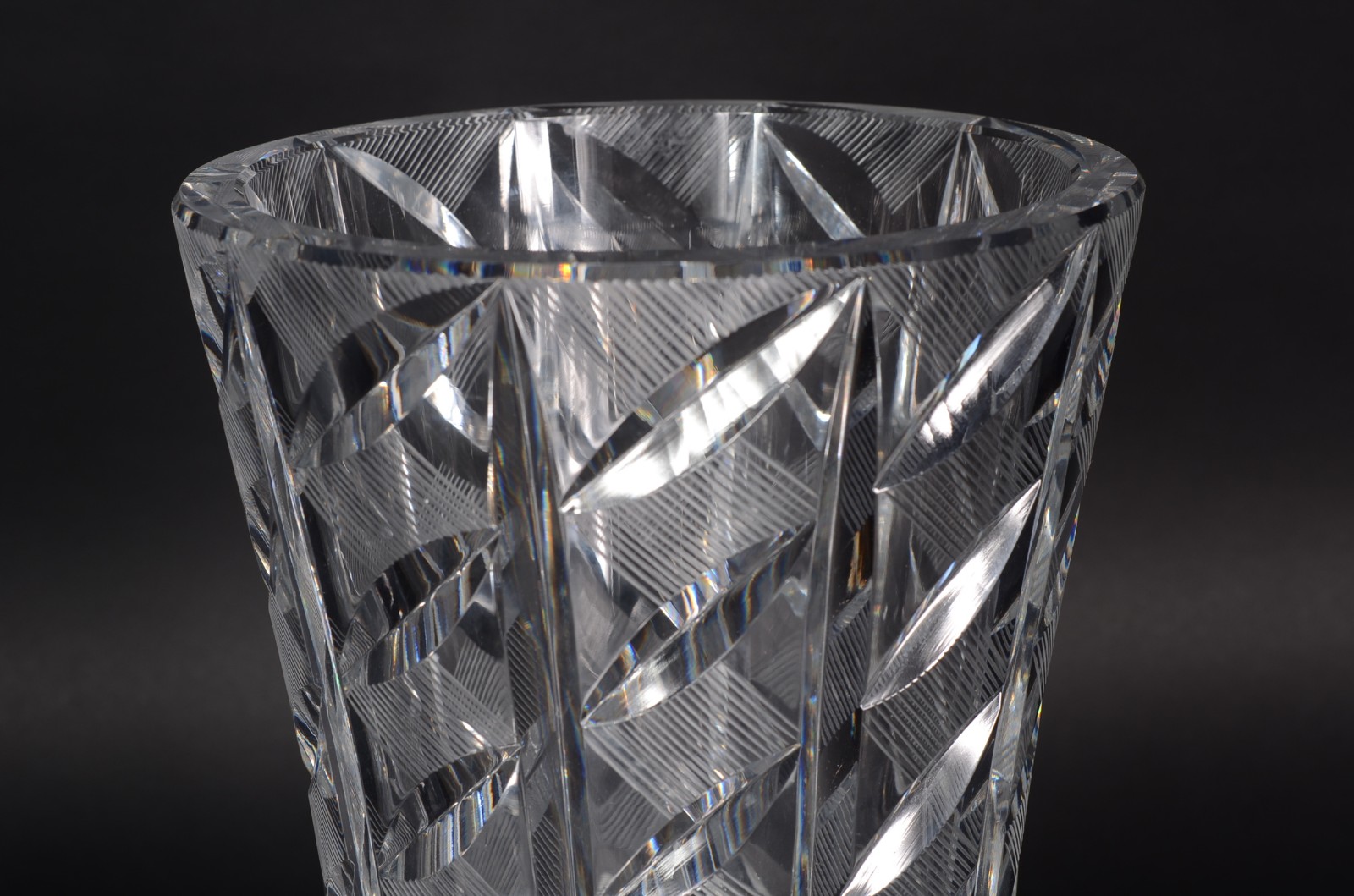 Vaso cristal tcheco lapidado. Base com lascados. - foto 4 de 8