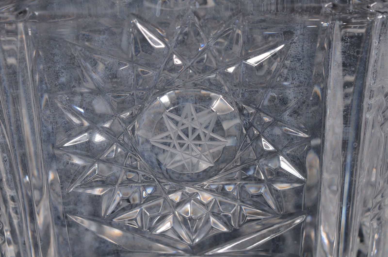 Duas garrafas de cristal tcheco lapidado. - foto 6 de 8