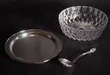 Saladeira de cristal com presentoir e colher. - Saladeira de cristal com presentoir e colher.