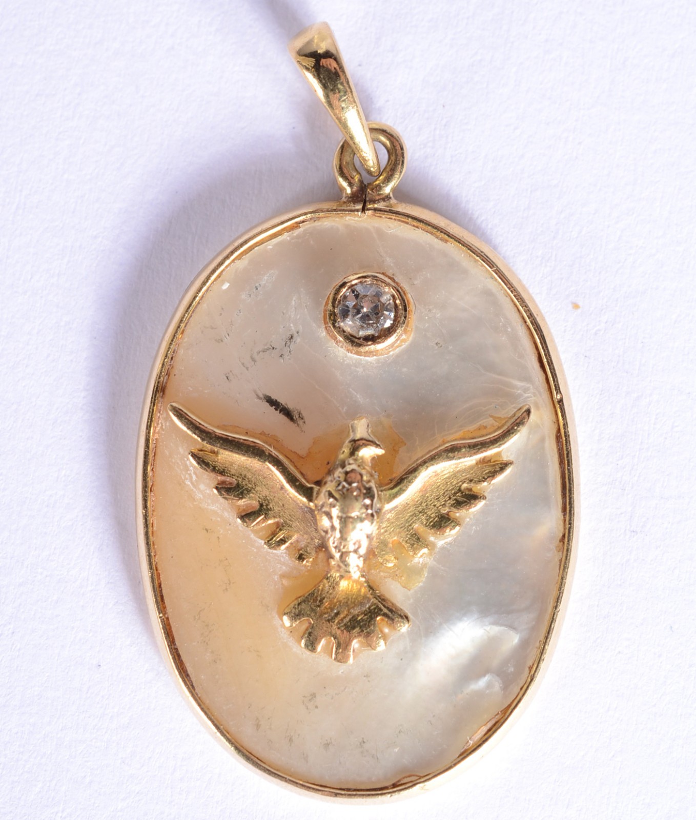 Pendente feitio oval de madre perola e ouro 18 k., pomba da paz. (Por... - foto 1 de 4