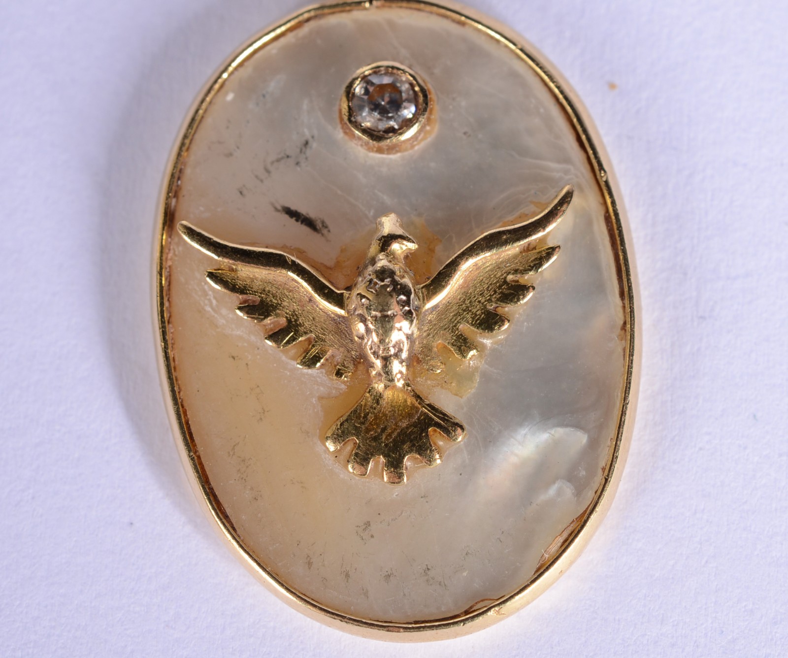 Pendente feitio oval de madre perola e ouro 18 k., pomba da paz. (Por... - foto 2 de 4