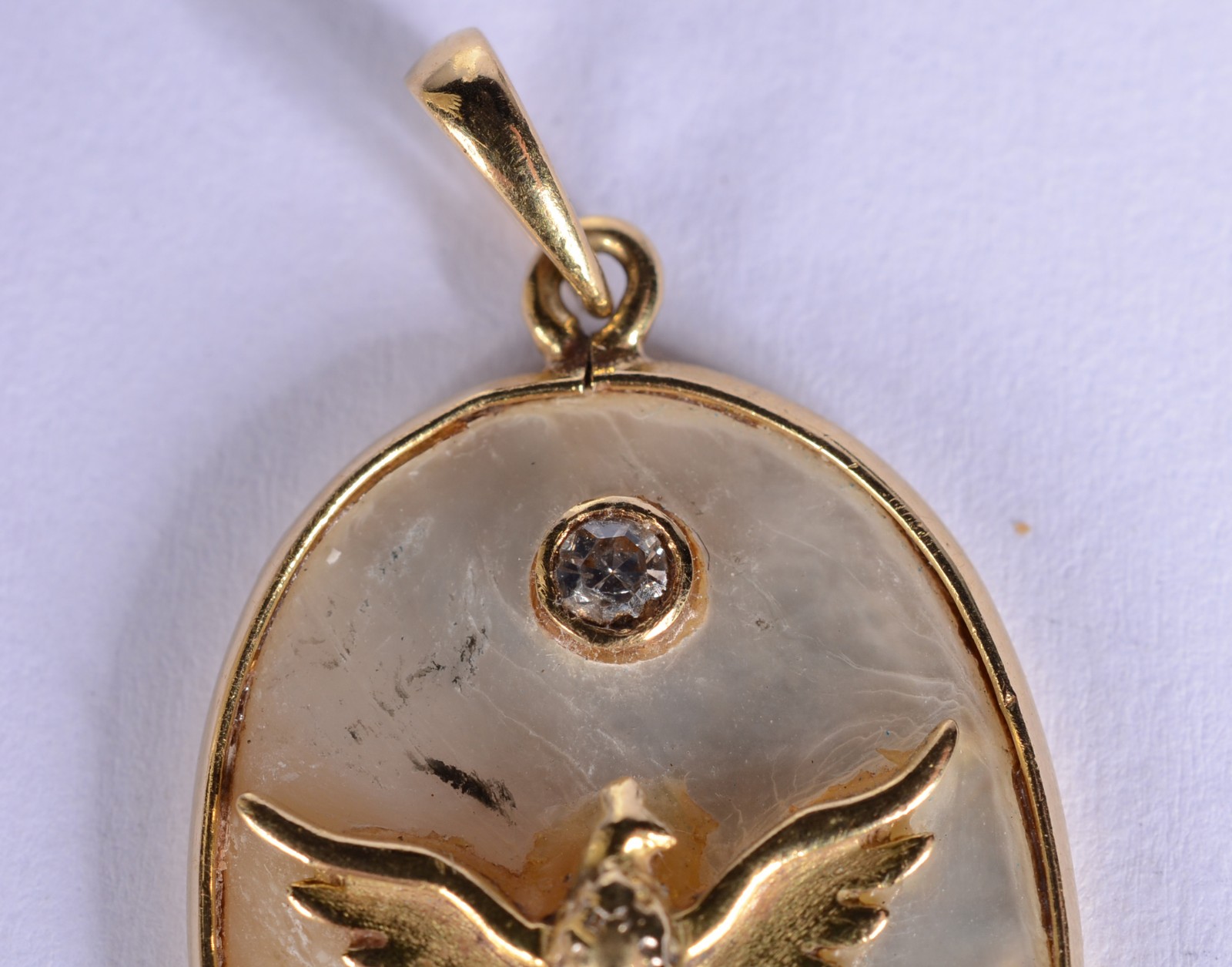 Pendente feitio oval de madre perola e ouro 18 k., pomba da paz. (Por... - foto 3 de 4