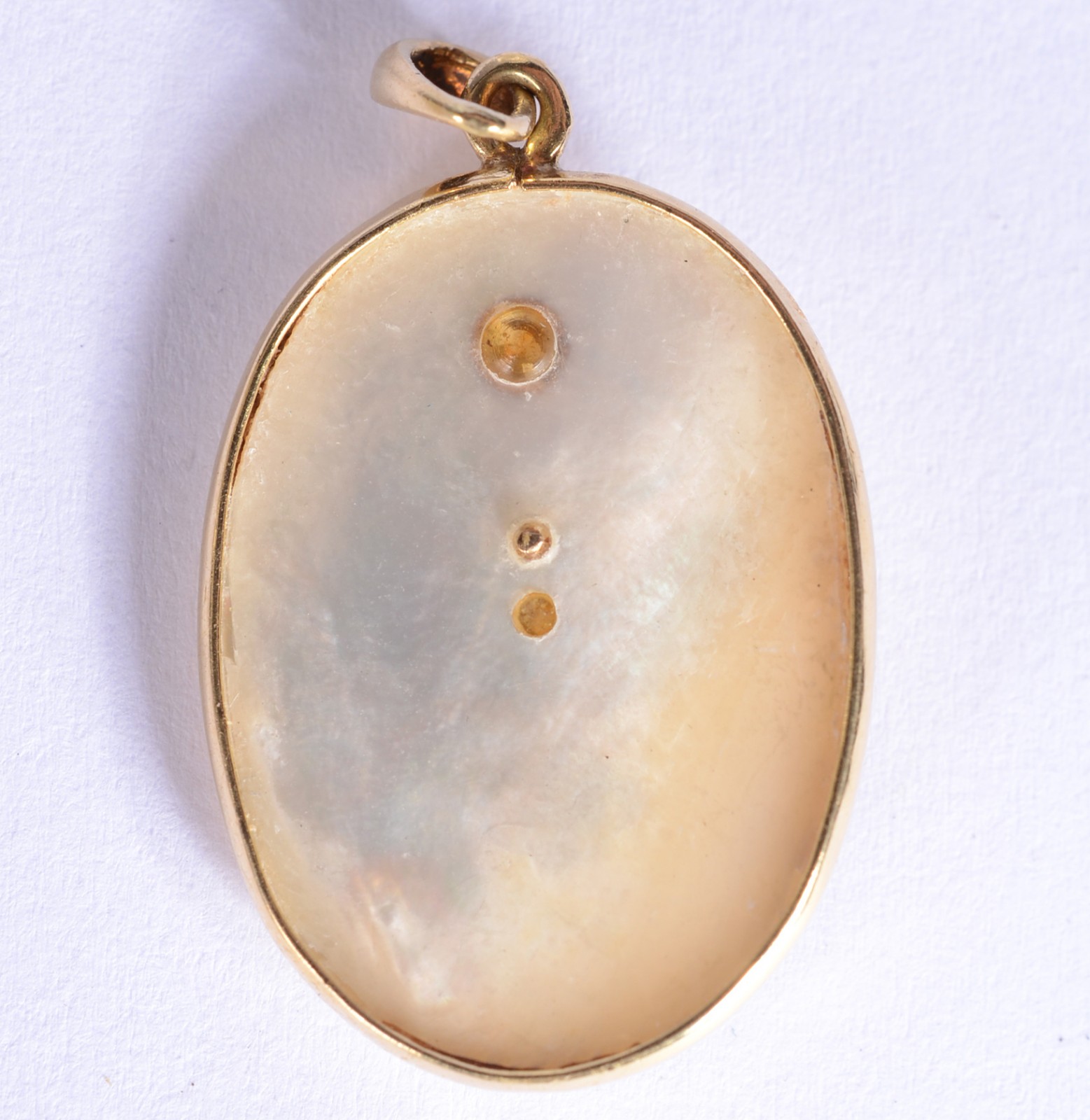 Pendente feitio oval de madre perola e ouro 18 k., pomba da paz. (Por... - foto 4 de 4