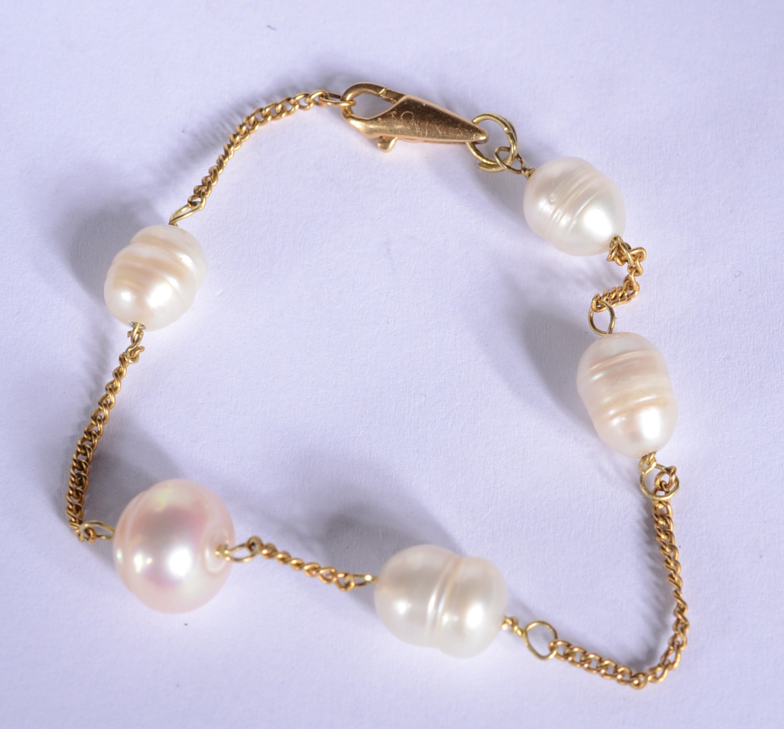 Pulseira de ouro 18 k., contraste 750 mls com cinco perolas... - foto 1 de 5
