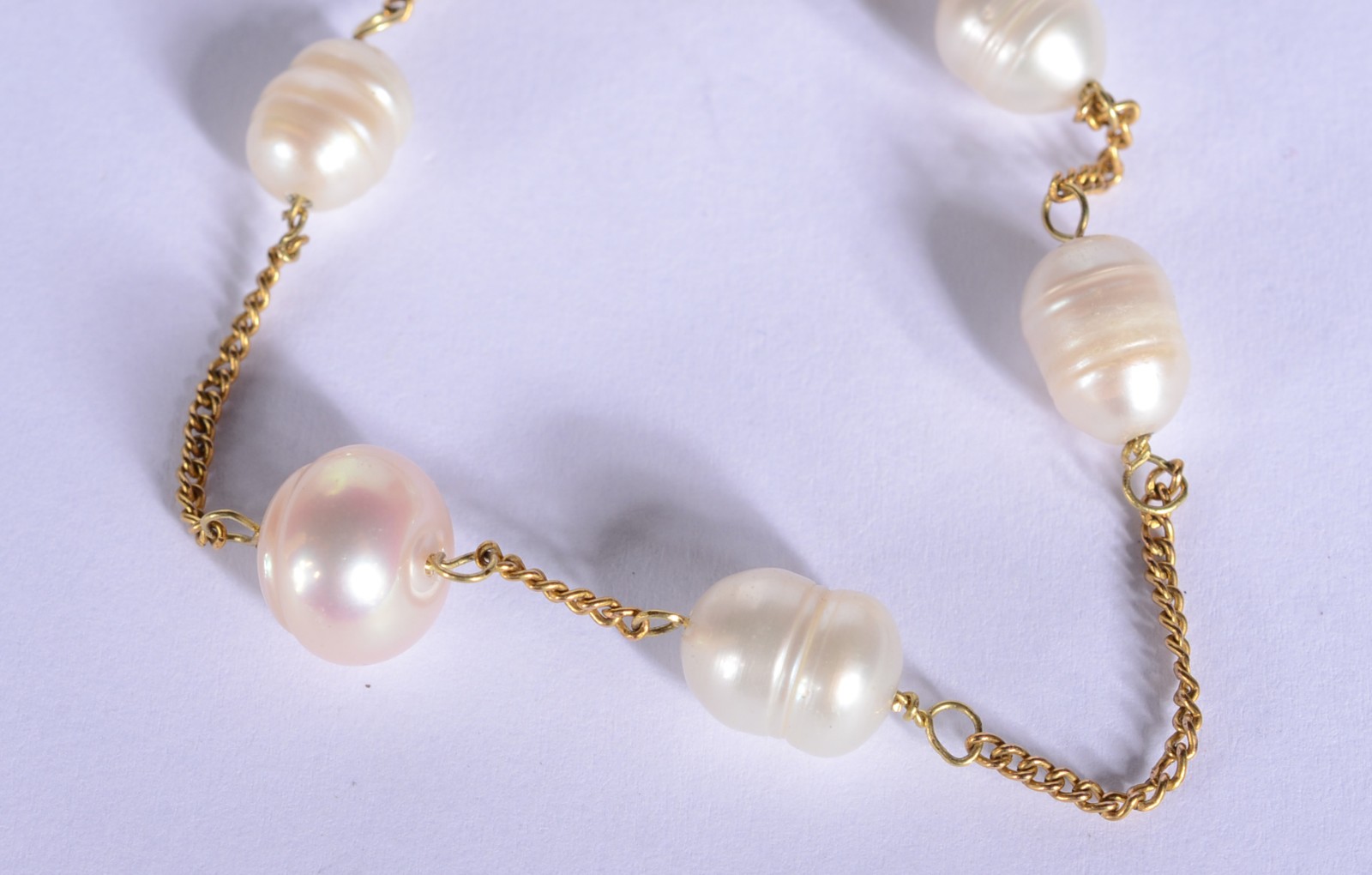 Pulseira de ouro 18 k., contraste 750 mls com cinco perolas... - foto 2 de 5