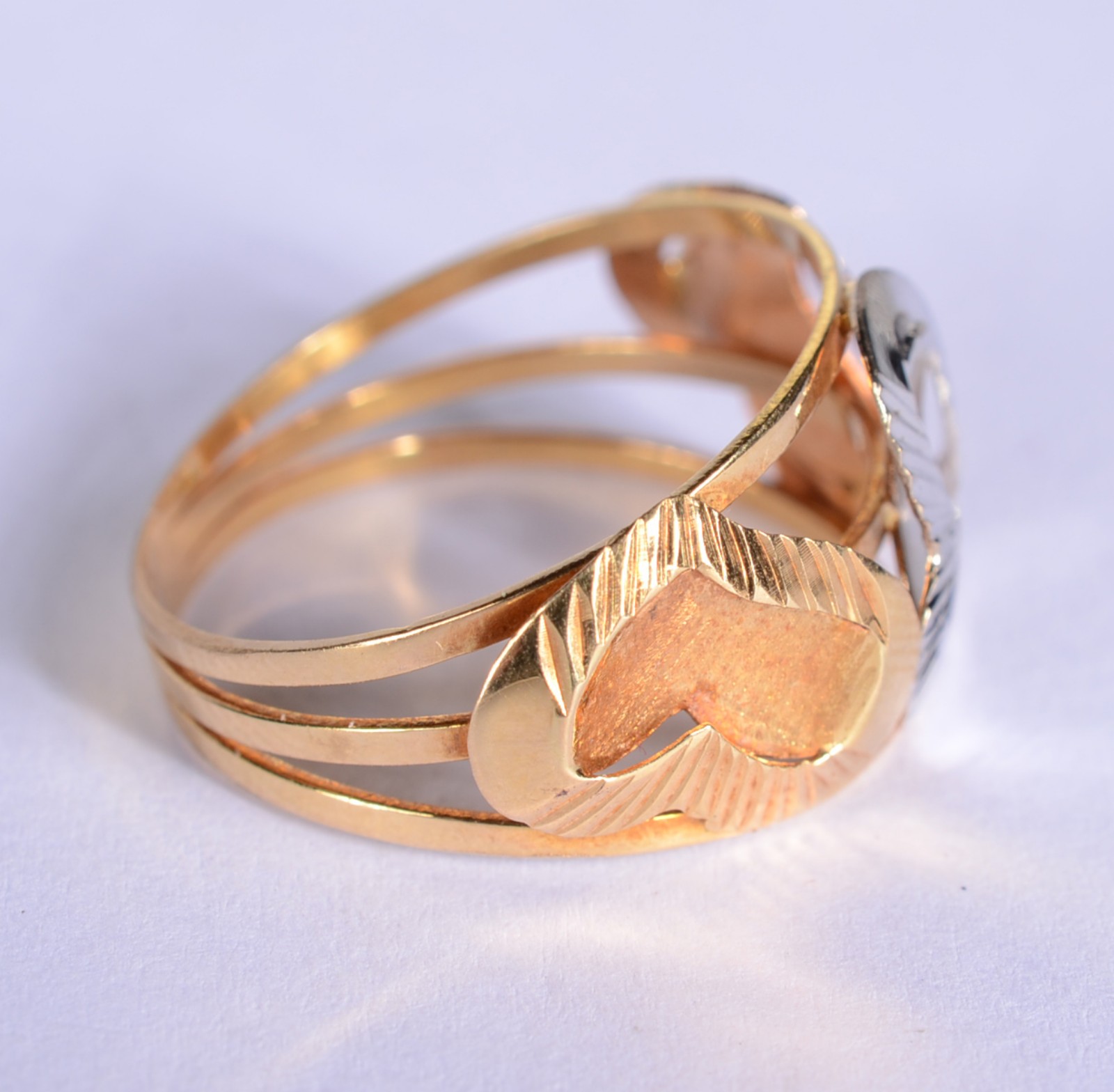 Anel de ouro 18 k., e ouro branco, contraste 750 mls, aro 20. (Por... - foto 2 de 6