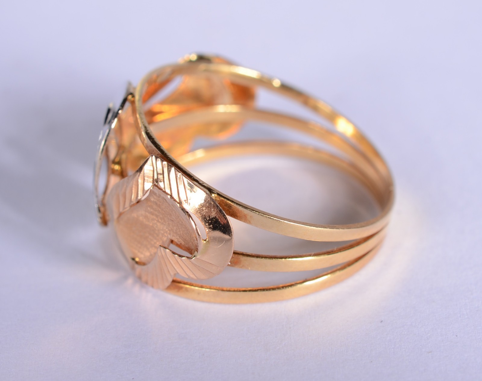 Anel de ouro 18 k., e ouro branco, contraste 750 mls, aro 20. (Por... - foto 3 de 6