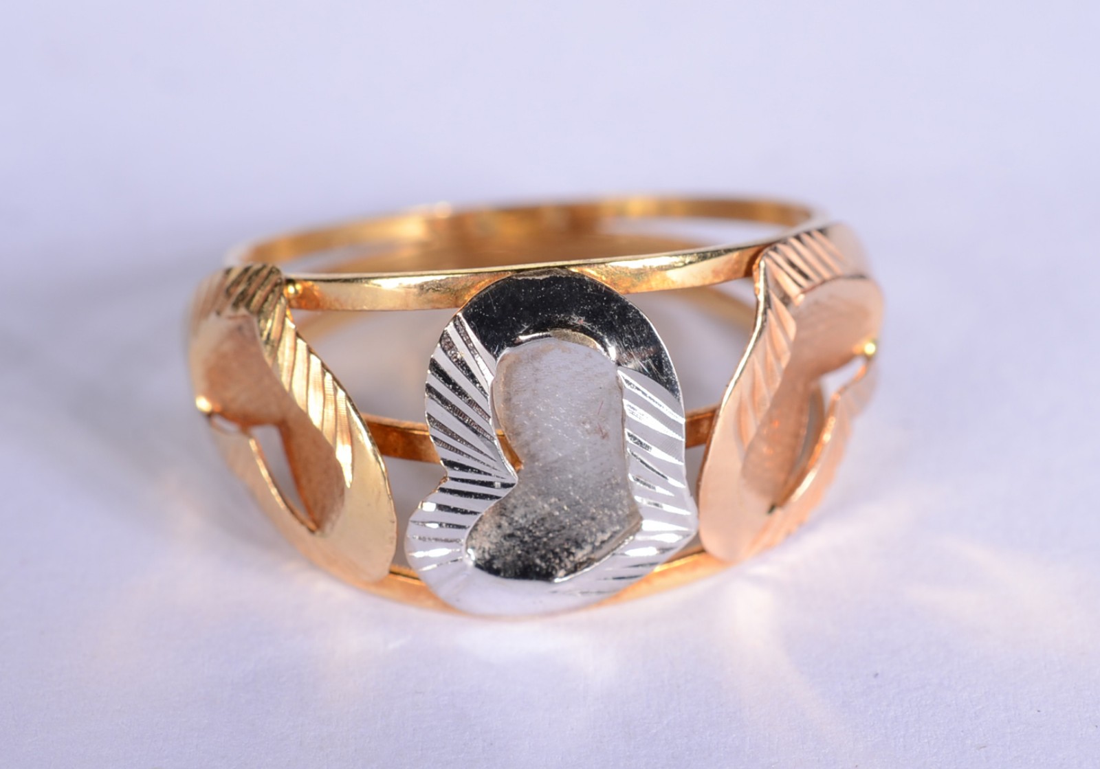 Anel de ouro 18 k., e ouro branco, contraste 750 mls, aro 20. (Por... - foto 1 de 6