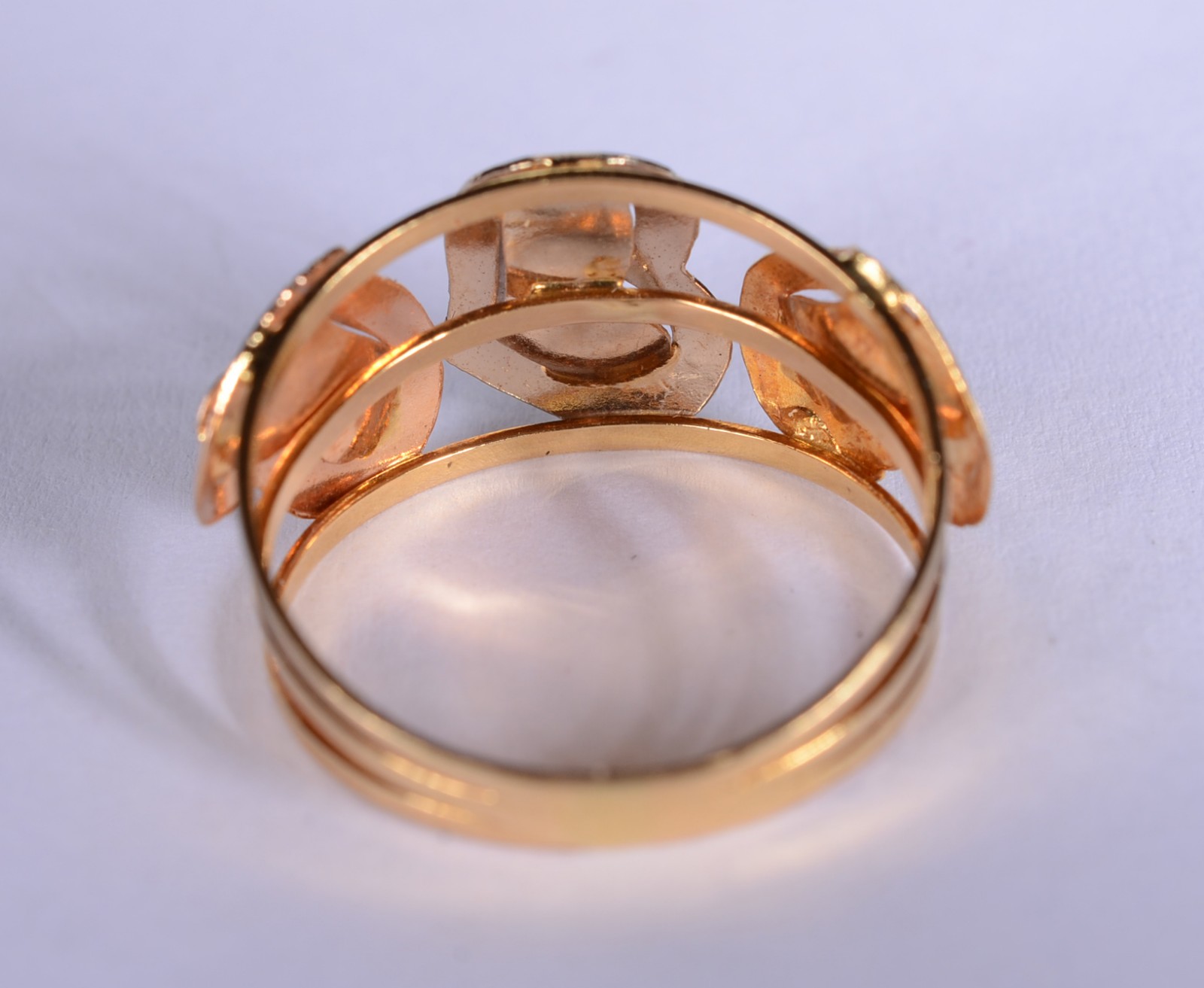 Anel de ouro 18 k., e ouro branco, contraste 750 mls, aro 20. (Por... - foto 4 de 6