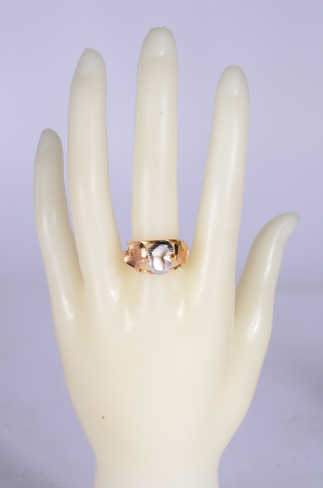 Anel de ouro 18 k., e ouro branco, contraste 750 mls, aro 20. (Por... - foto 5 de 6