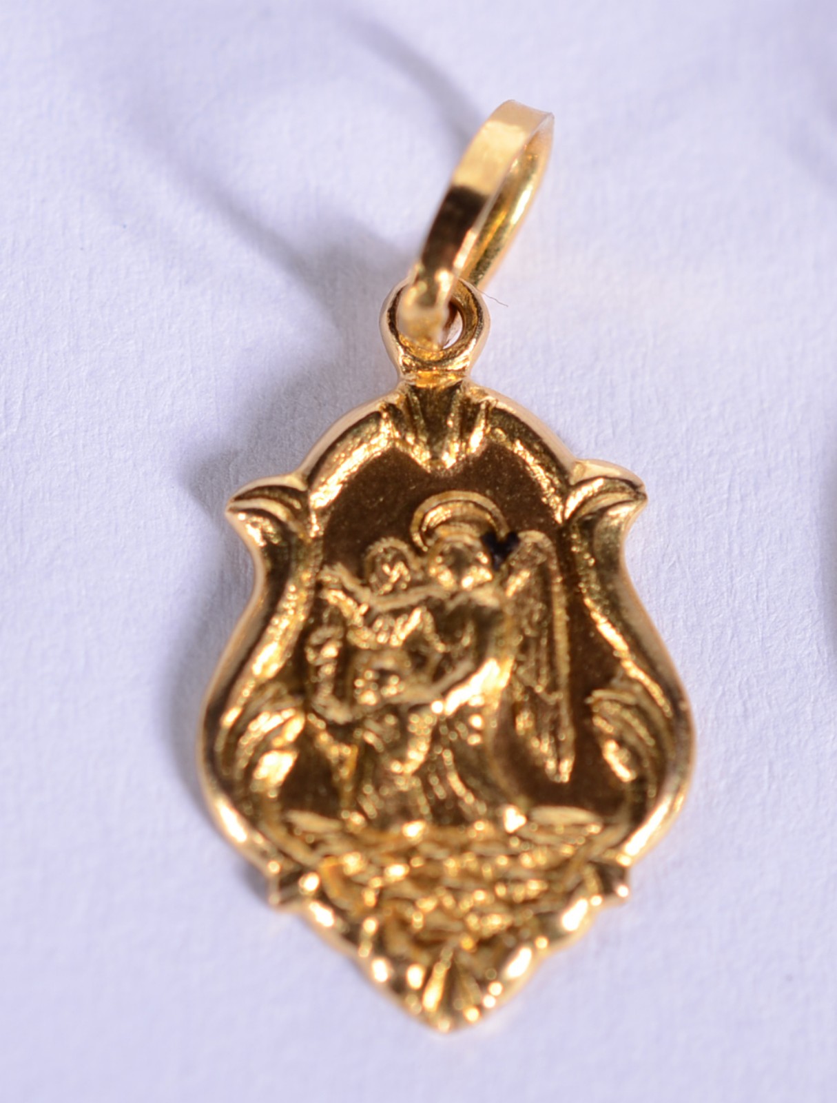 Três pendentes de ouro 18 k., contraste 750 mls, sendo: São Jorge... - foto 2 de 8