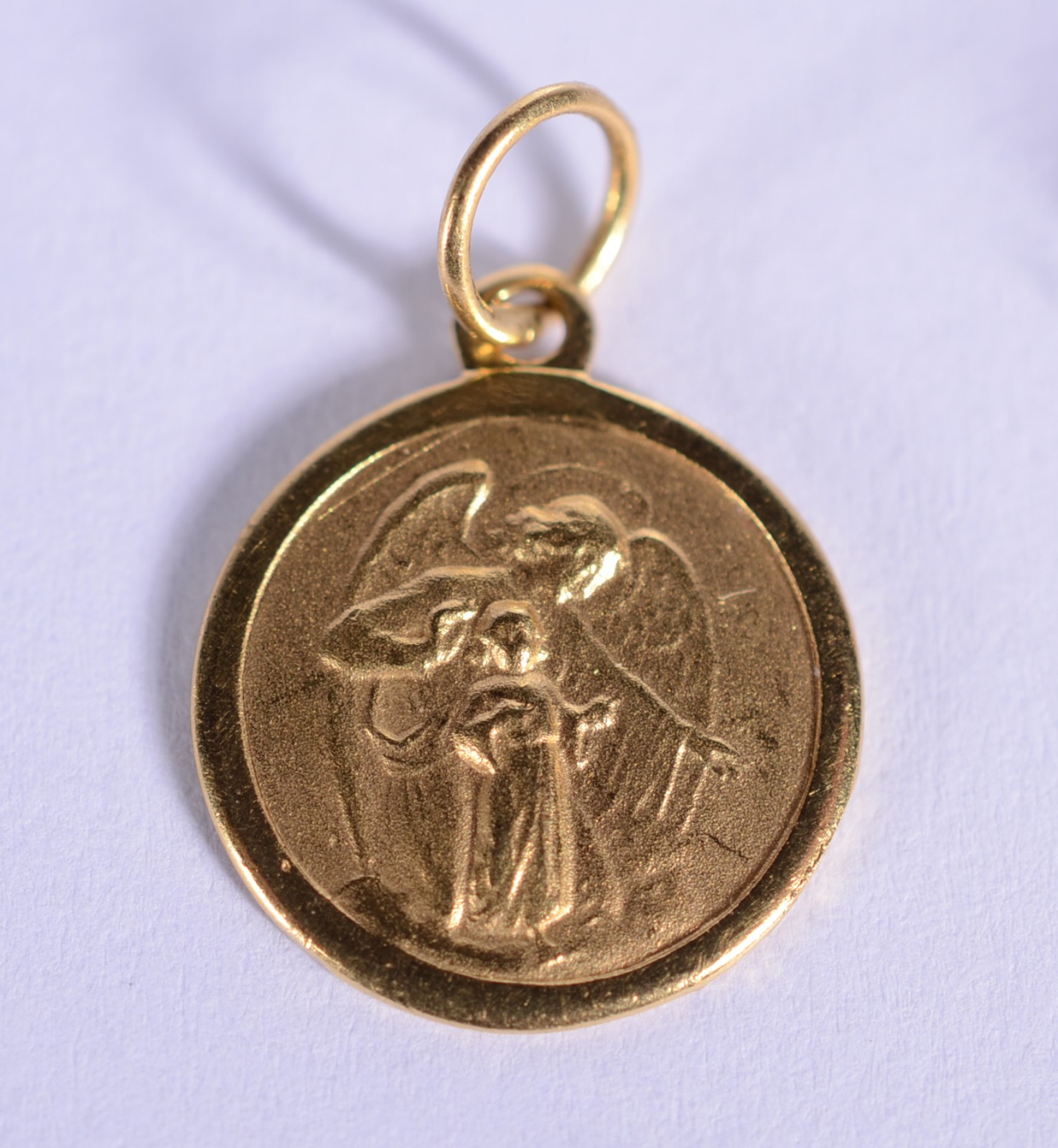 Três pendentes de ouro 18 k., contraste 750 mls, sendo: São Jorge... - foto 3 de 8