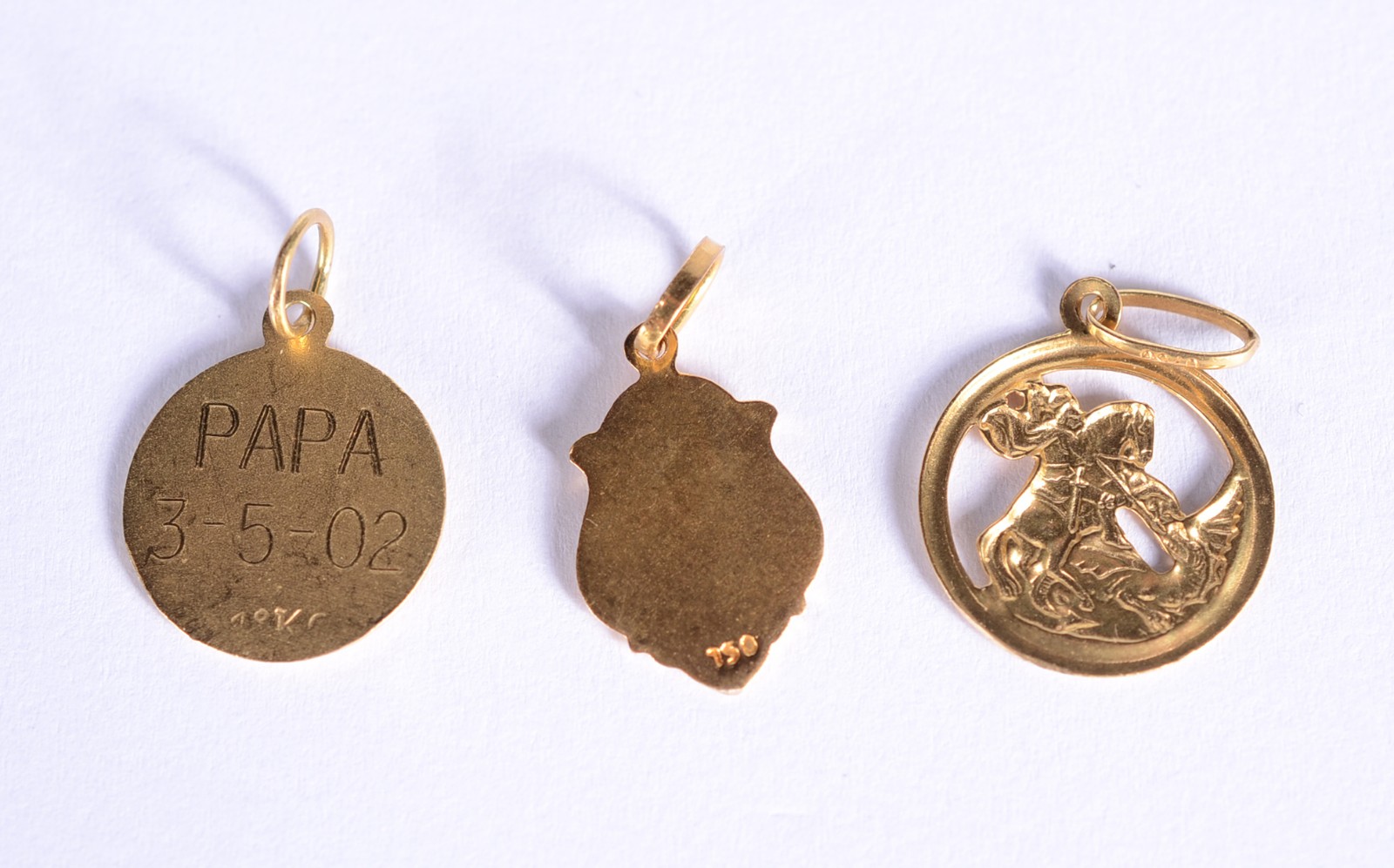 Três pendentes de ouro 18 k., contraste 750 mls, sendo: São Jorge... - foto 5 de 8