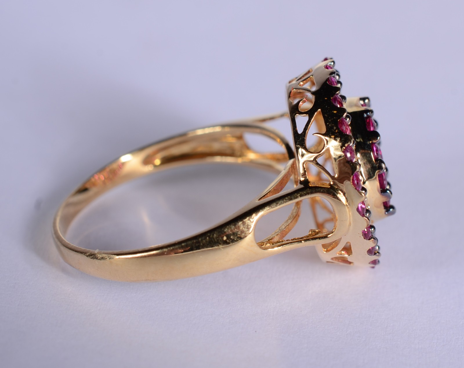 Anel de ouro 18 k., contraste 750 mls com rubis e brilhantes... - foto 4 de 8