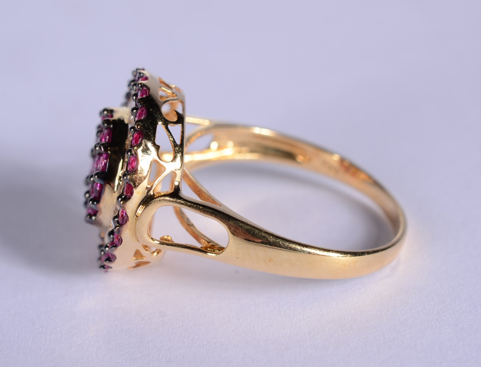 Anel de ouro 18 k., contraste 750 mls com rubis e brilhantes... - foto 5 de 8
