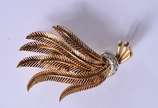 Broche de ouro 18 k., sete folhas e laço com br... - Broche de ouro 18 k., sete folhas e laço com brilhantes.  (Por motivos de segurança a peça não se encontra na loja).