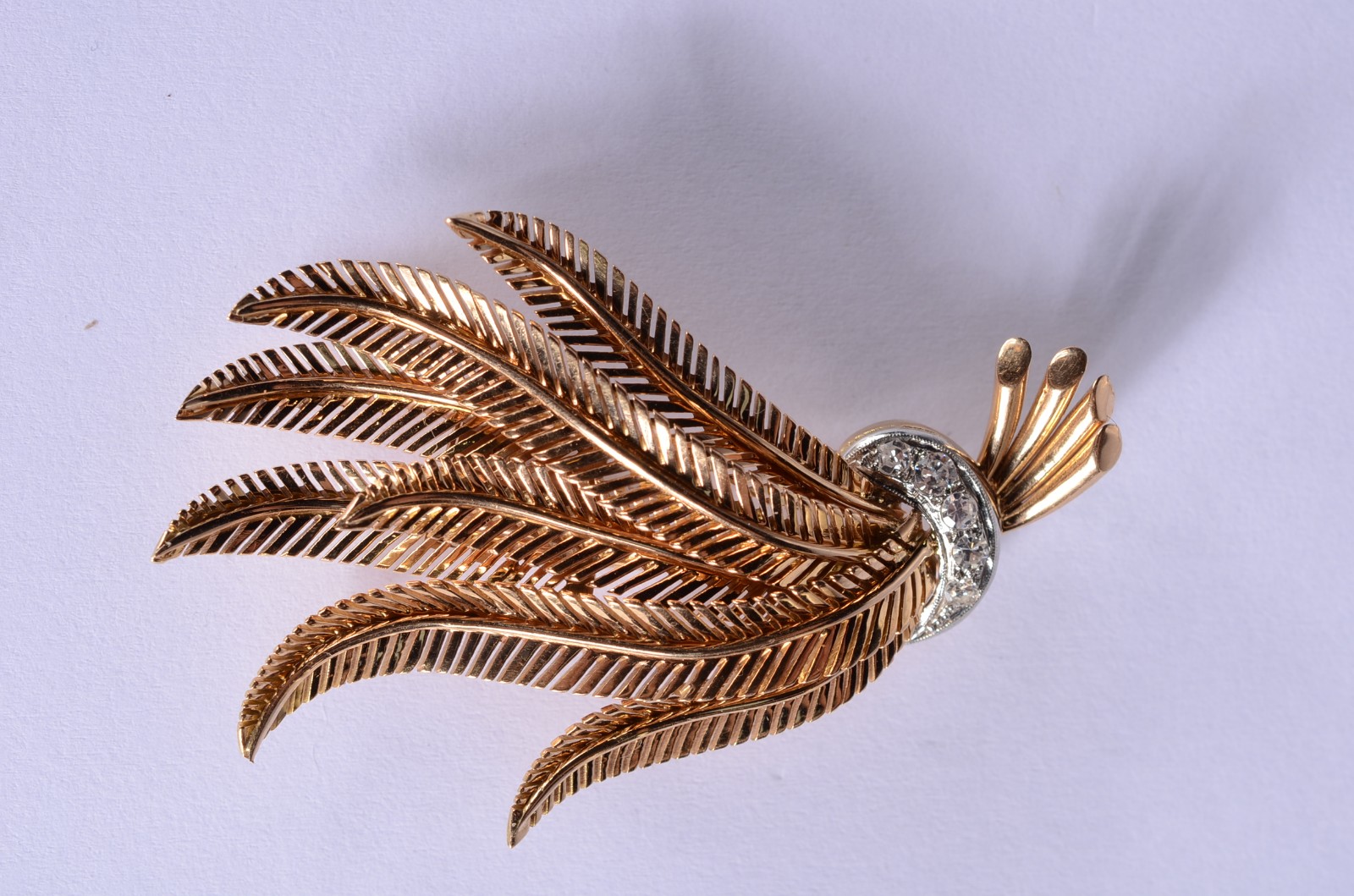 Broche de ouro 18 k., sete folhas e laço com brilhantes. (Por motivos... - foto 1 de 7