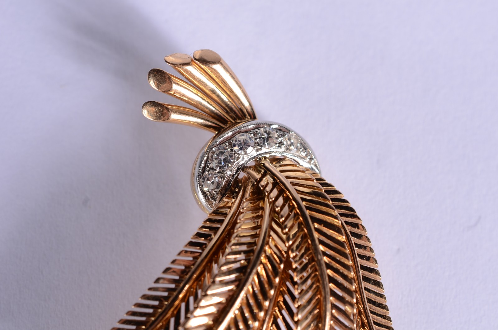 Broche de ouro 18 k., sete folhas e laço com brilhantes. (Por motivos... - foto 2 de 7