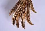 Broche de ouro 18 k., sete folhas e laço com br... - Broche de ouro 18 k., sete folhas e laço com brilhantes.  (Por motivos de segurança a peça não se encontra na loja).