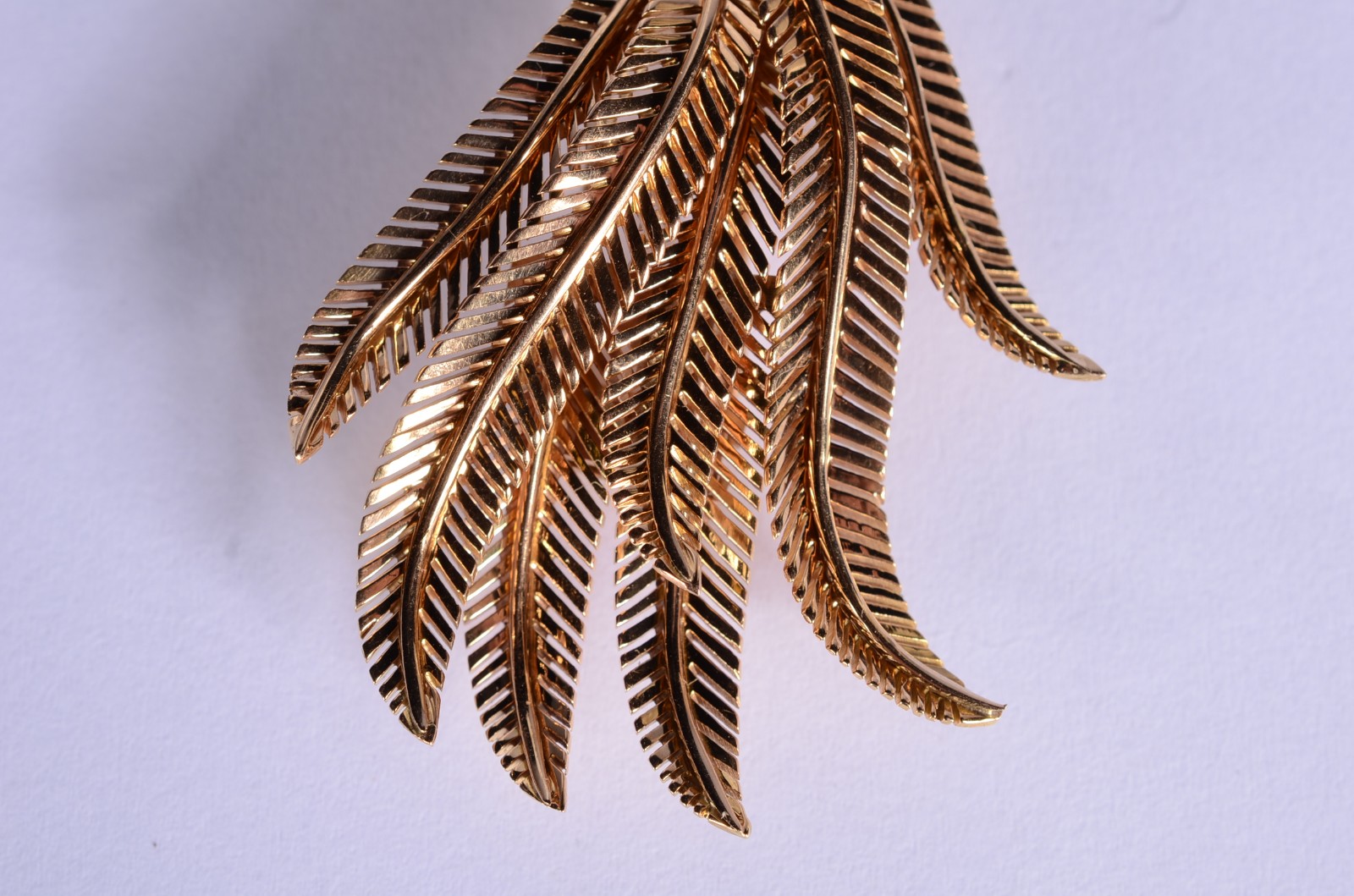 Broche de ouro 18 k., sete folhas e laço com brilhantes. (Por motivos... - foto 3 de 7