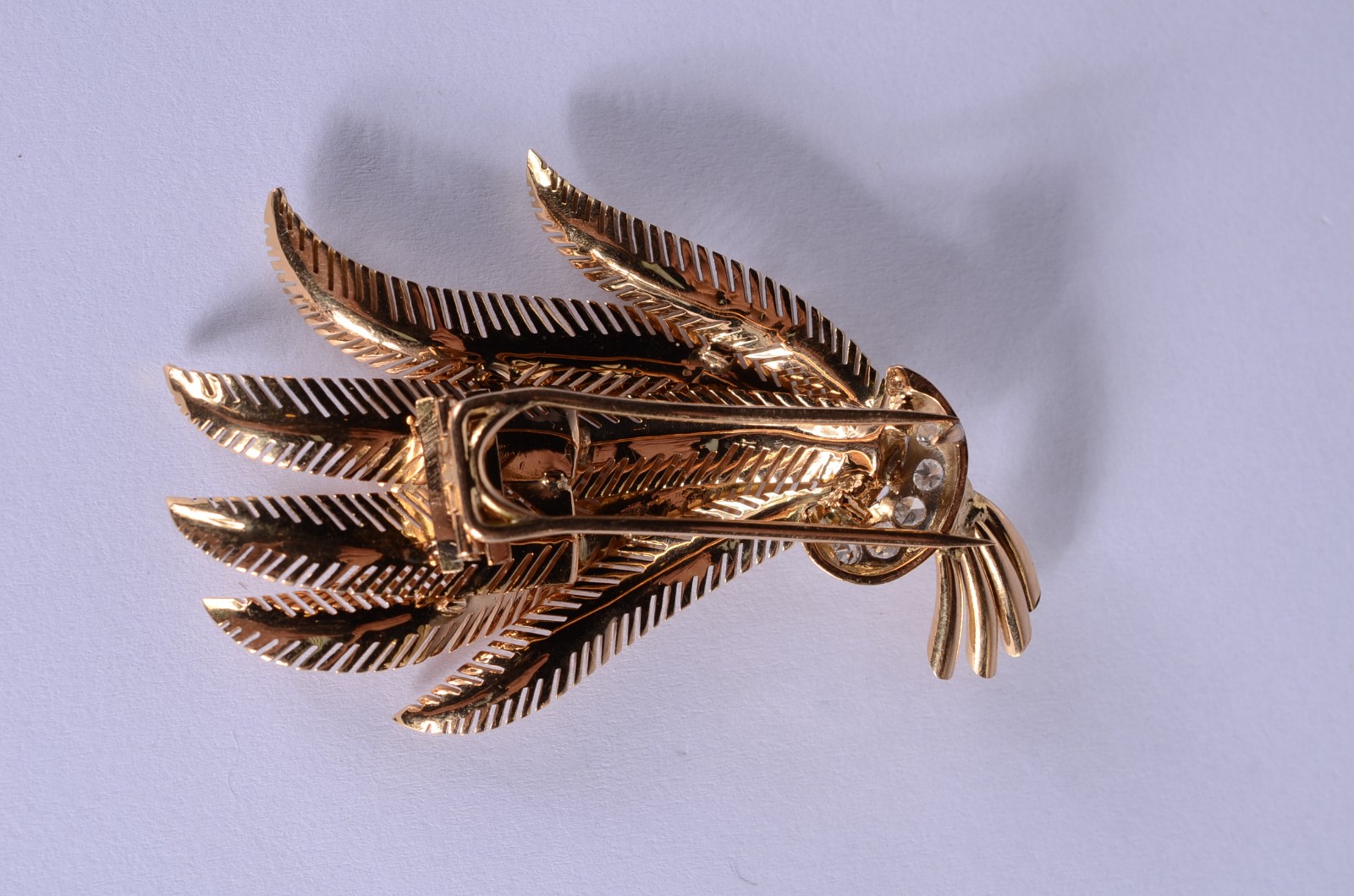 Broche de ouro 18 k., sete folhas e laço com brilhantes. (Por motivos... - foto 5 de 7