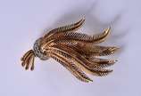 Broche de ouro 18 k., sete folhas e laço com br... - Broche de ouro 18 k., sete folhas e laço com brilhantes.  (Por motivos de segurança a peça não se encontra na loja).
