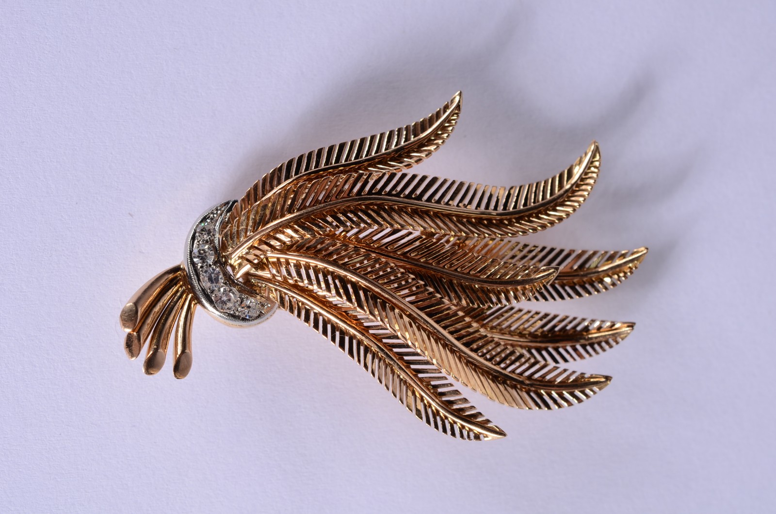 Broche de ouro 18 k., sete folhas e laço com brilhantes. (Por motivos... - foto 6 de 7