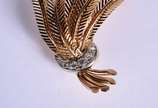Broche de ouro 18 k., sete folhas e laço com br... - Broche de ouro 18 k., sete folhas e laço com brilhantes.  (Por motivos de segurança a peça não se encontra na loja).