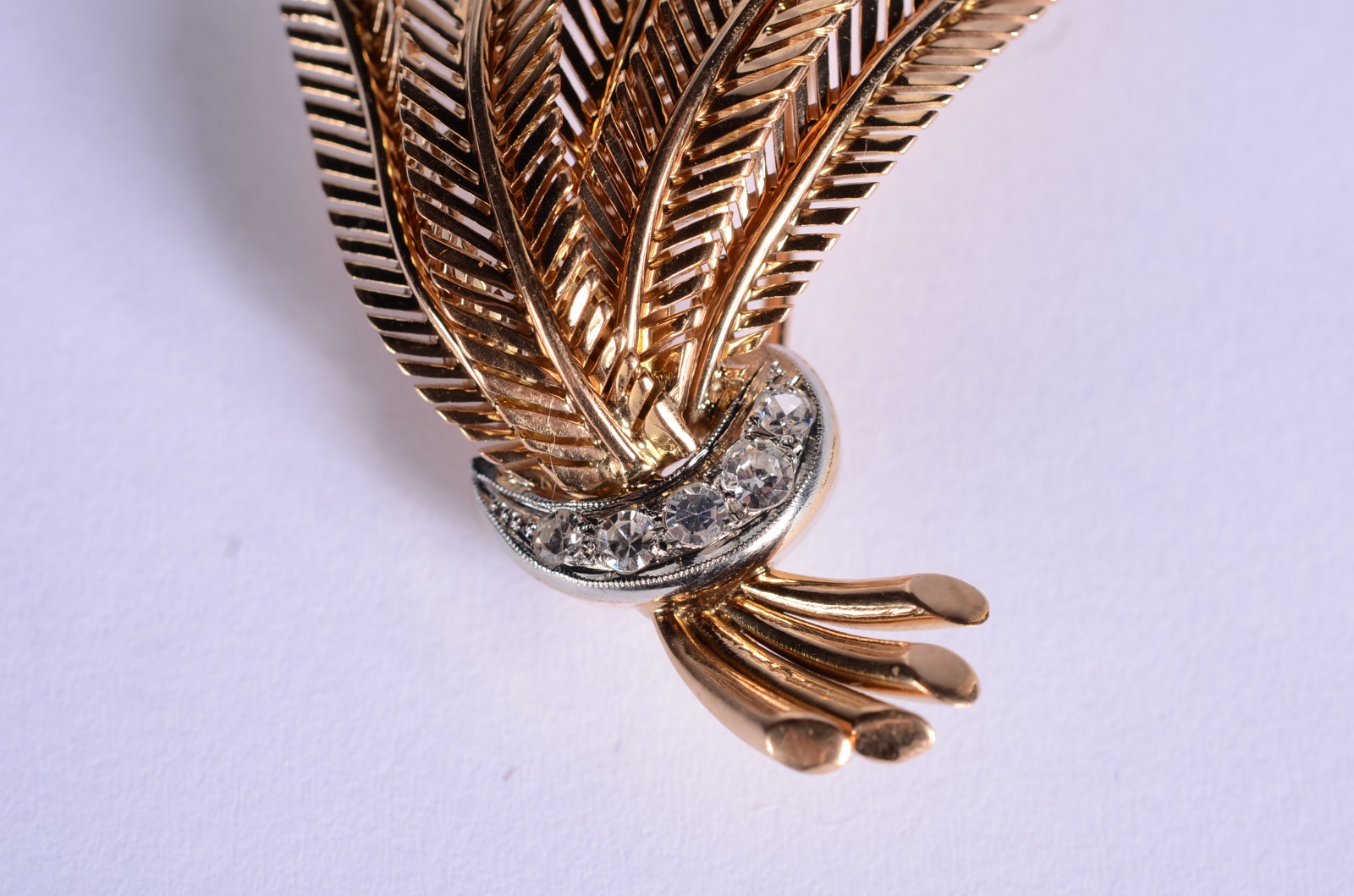 Broche de ouro 18 k., sete folhas e laço com brilhantes. (Por motivos... - foto 7 de 7