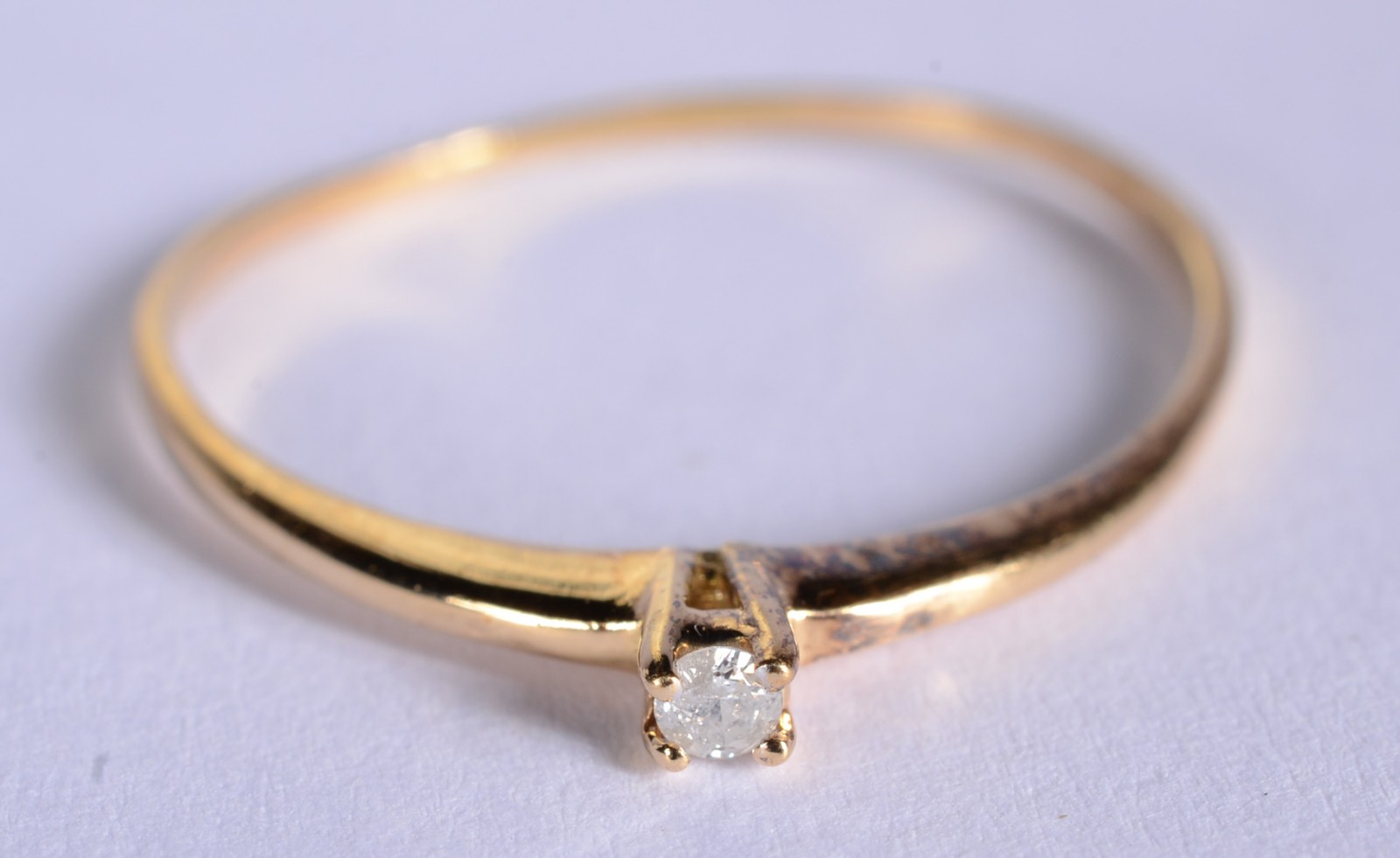 Anel de ouro 18 k., feitio solitário com 1 brilhante, aro 16/17. (Por... - foto 1 de 7