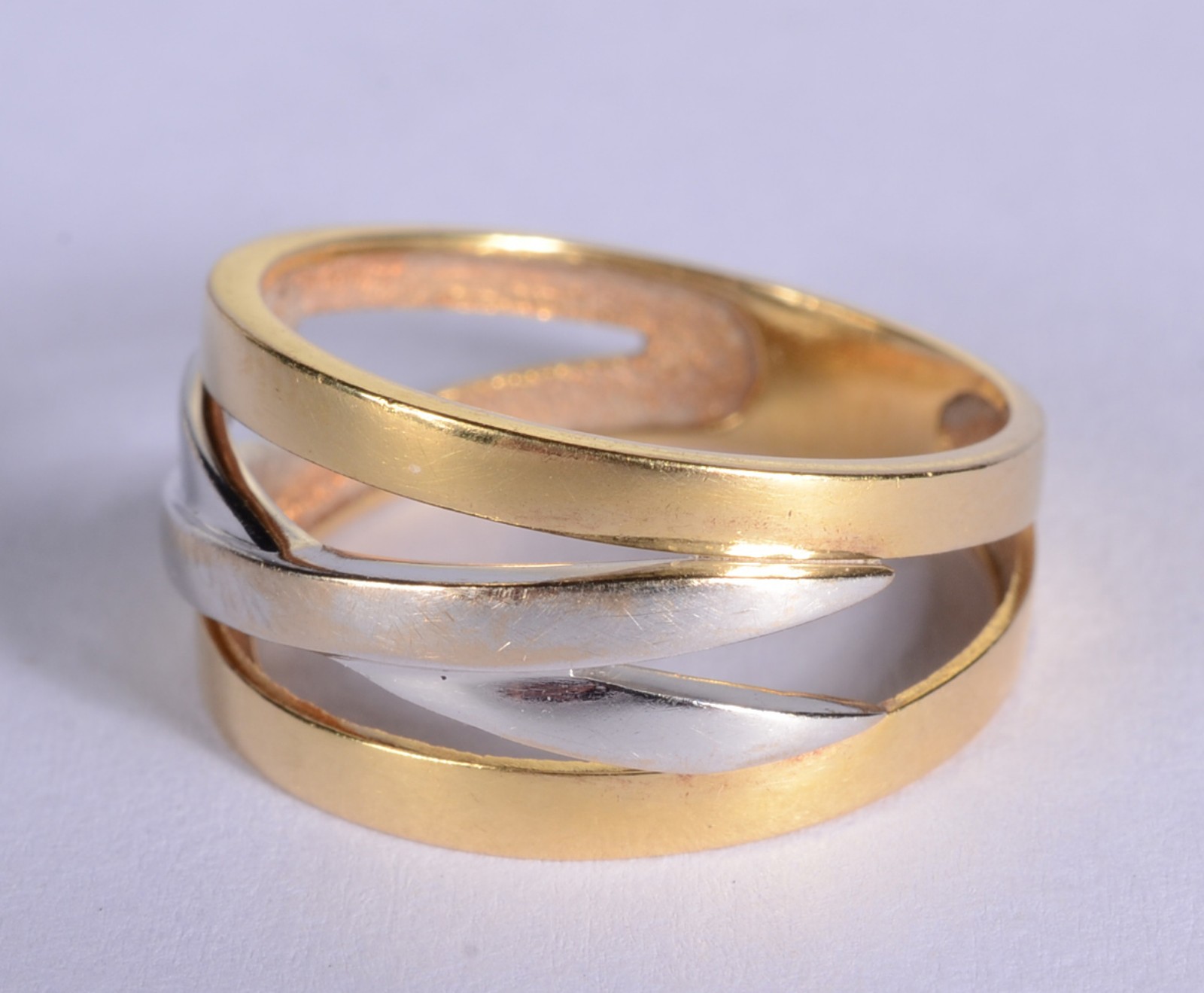 Anel de ouro 18 k., contraste 750 mls feitio "X" em ouro branco, aro... - foto 2 de 7