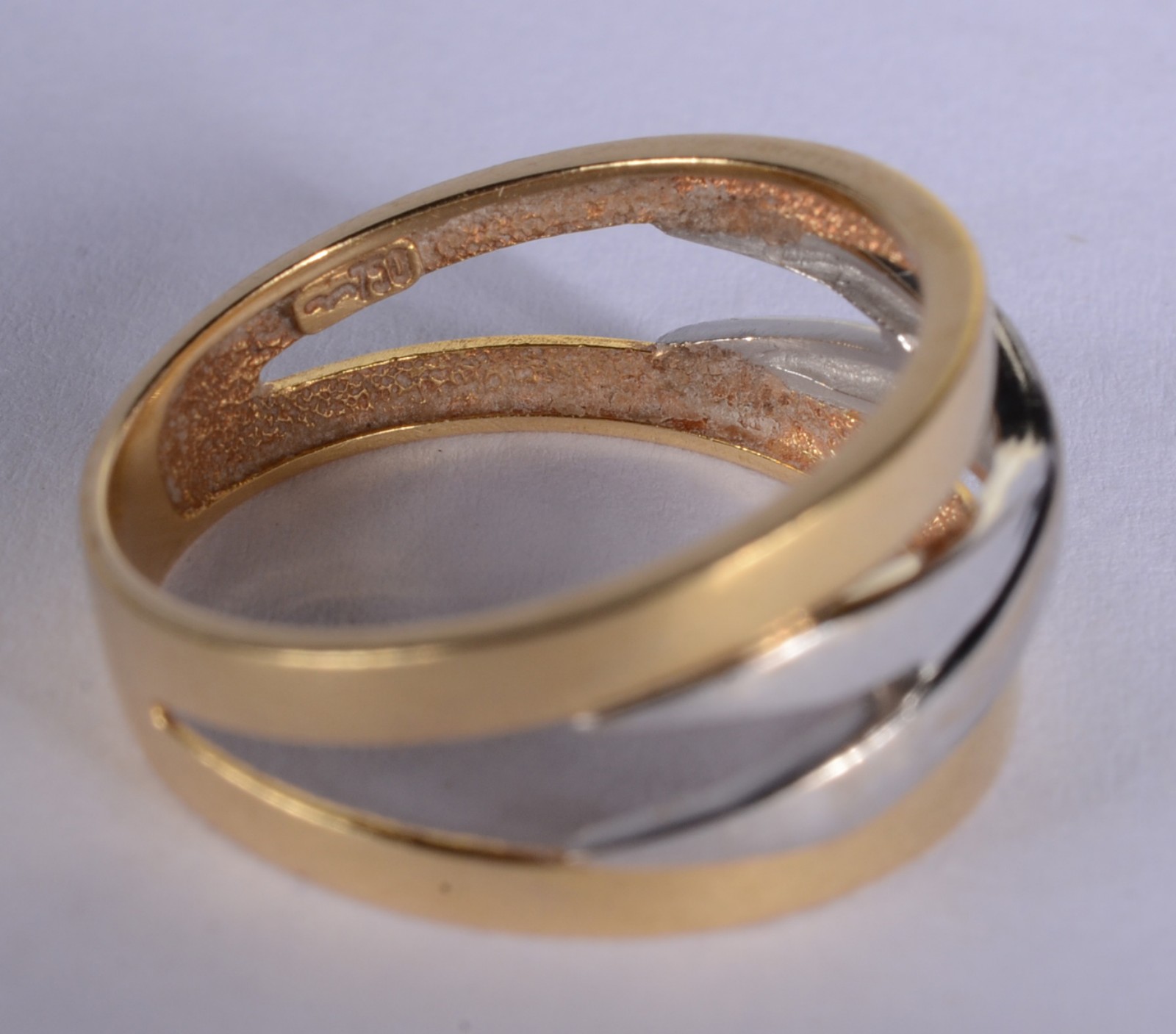 Anel de ouro 18 k., contraste 750 mls feitio "X" em ouro branco, aro... - foto 3 de 7