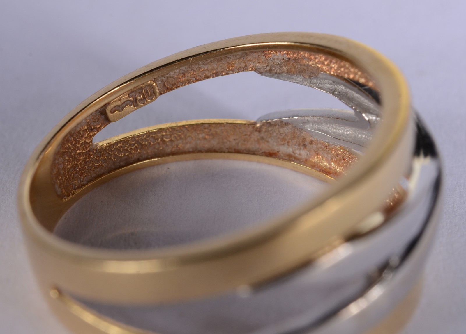 Anel de ouro 18 k., contraste 750 mls feitio "X" em ouro branco, aro... - foto 4 de 7