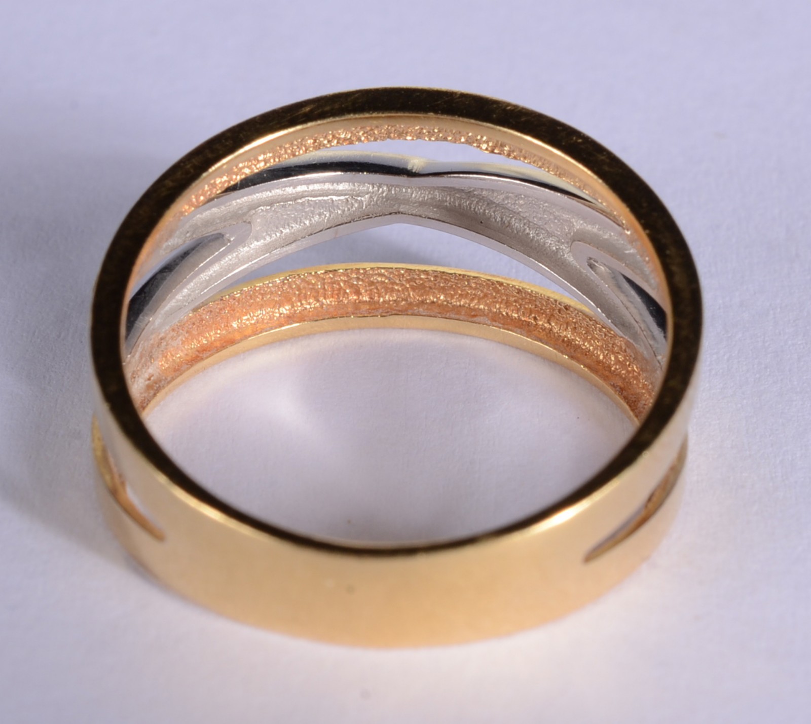 Anel de ouro 18 k., contraste 750 mls feitio "X" em ouro branco, aro... - foto 5 de 7