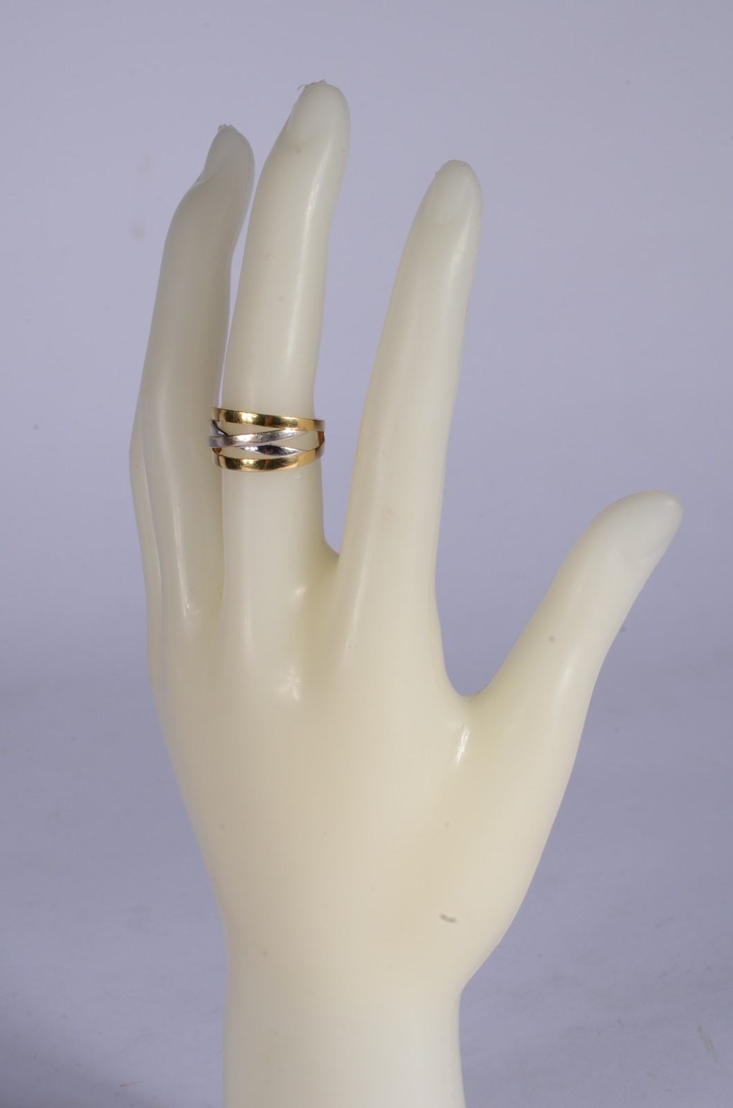 Anel de ouro 18 k., contraste 750 mls feitio "X" em ouro branco, aro... - foto 6 de 7