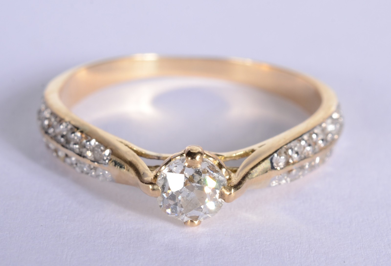 Anel de ouro 18 k., brilhante de 35 pontos e 38 brilhantes nas... - foto 1 de 6