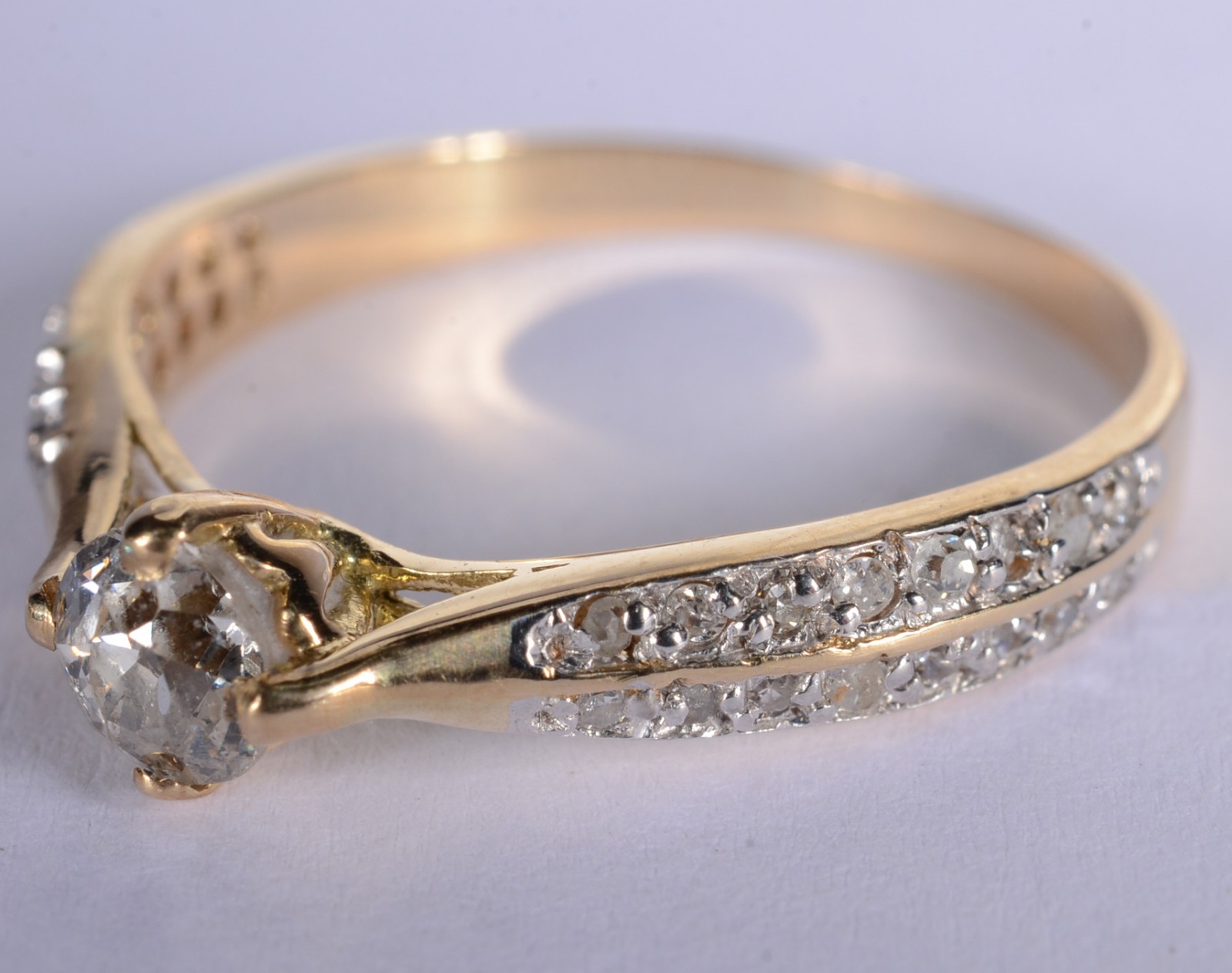 Anel de ouro 18 k., brilhante de 35 pontos e 38 brilhantes nas... - foto 2 de 6