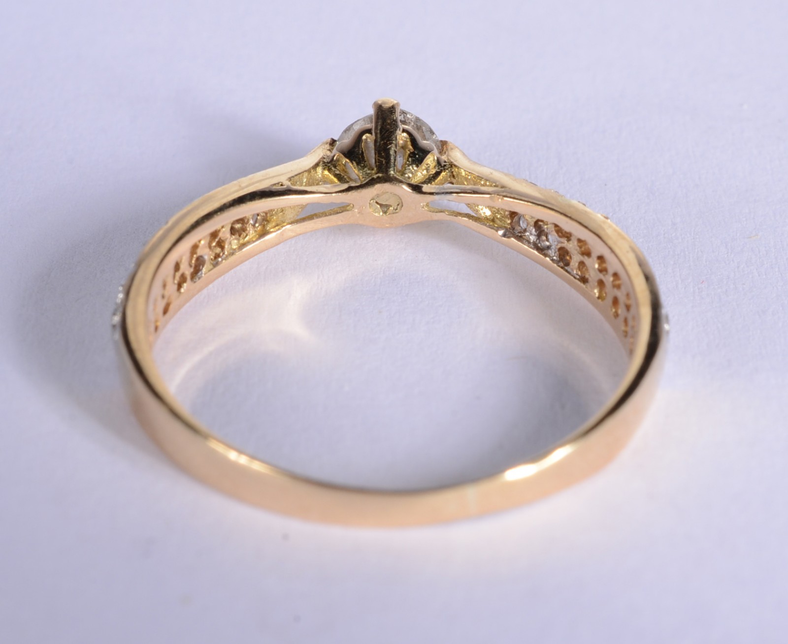 Anel de ouro 18 k., brilhante de 35 pontos e 38 brilhantes nas... - foto 3 de 6