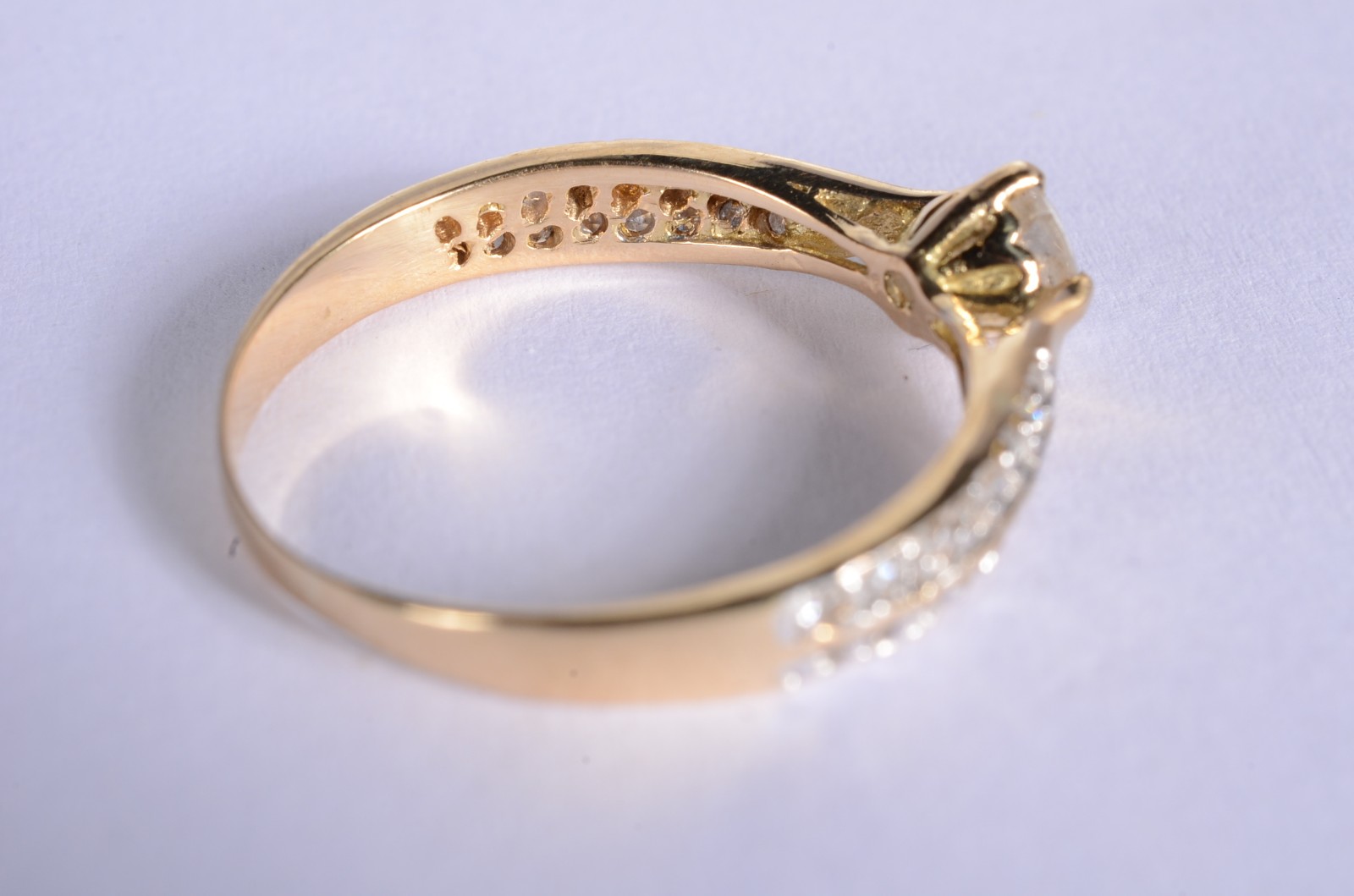 Anel de ouro 18 k., brilhante de 35 pontos e 38 brilhantes nas... - foto 4 de 6