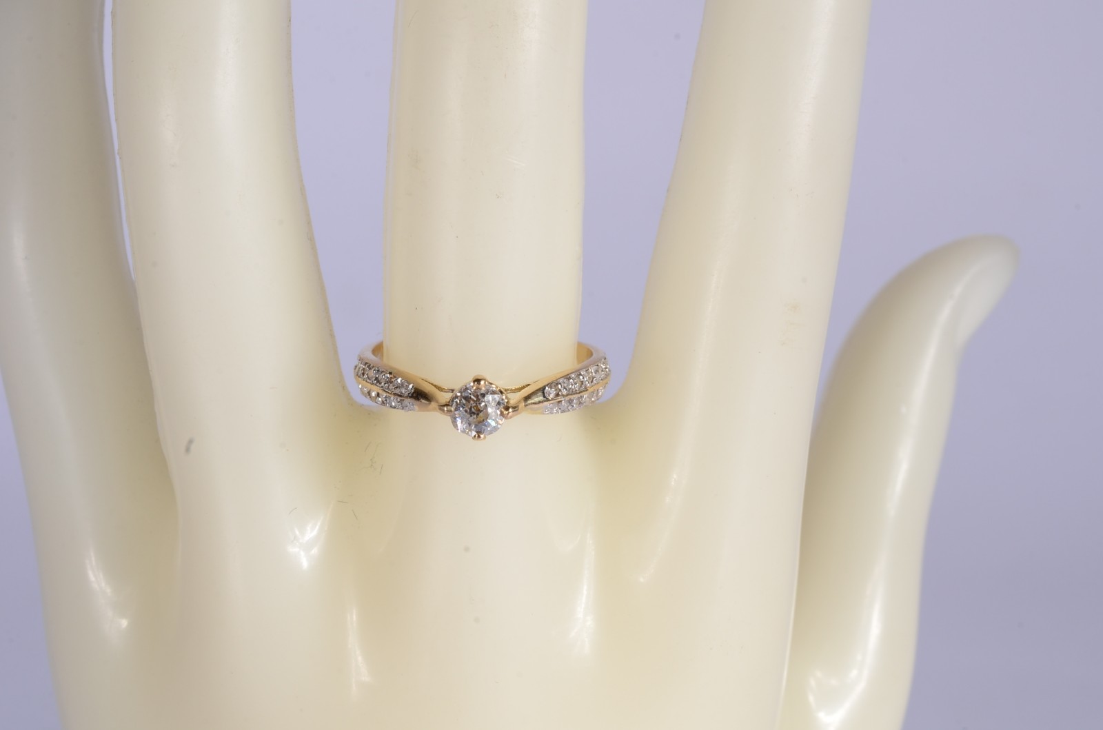 Anel de ouro 18 k., brilhante de 35 pontos e 38 brilhantes nas... - foto 6 de 6