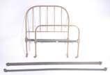 Cama de solteiro de metal dourado, completa com... - Cama de solteiro de metal dourado, completa com laterais e estrados. Desgastes.