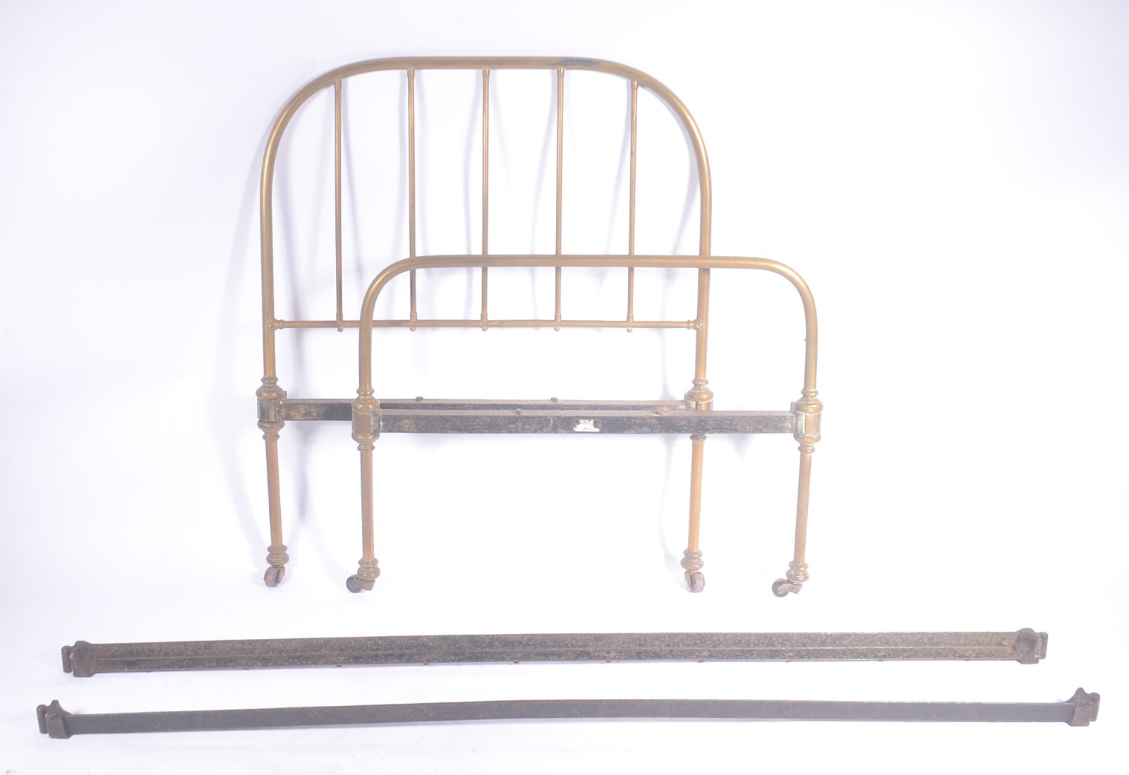 Cama de solteiro de metal dourado, completa com laterais e estrados... - foto 1 de 8