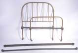 Cama de solteiro de metal dourado, completa com... - Cama de solteiro de metal dourado, completa com laterais e estrados. Desgastes.