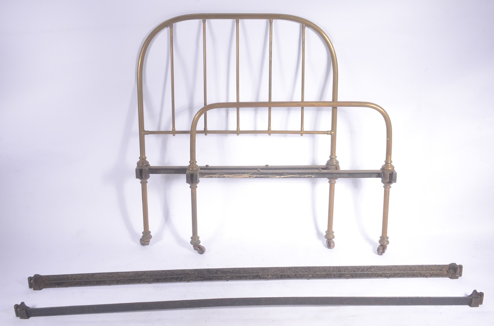 Cama de solteiro de metal dourado, completa com laterais e estrados... - foto 2 de 8