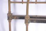 Cama de solteiro de metal dourado, completa com... - Cama de solteiro de metal dourado, completa com laterais e estrados. Desgastes.