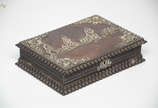 Caixa de madeira com detalhes em prata. Medidas... - Caixa de madeira com detalhes em prata. Medidas 25 x 18 cm e altura 6,5 cm.